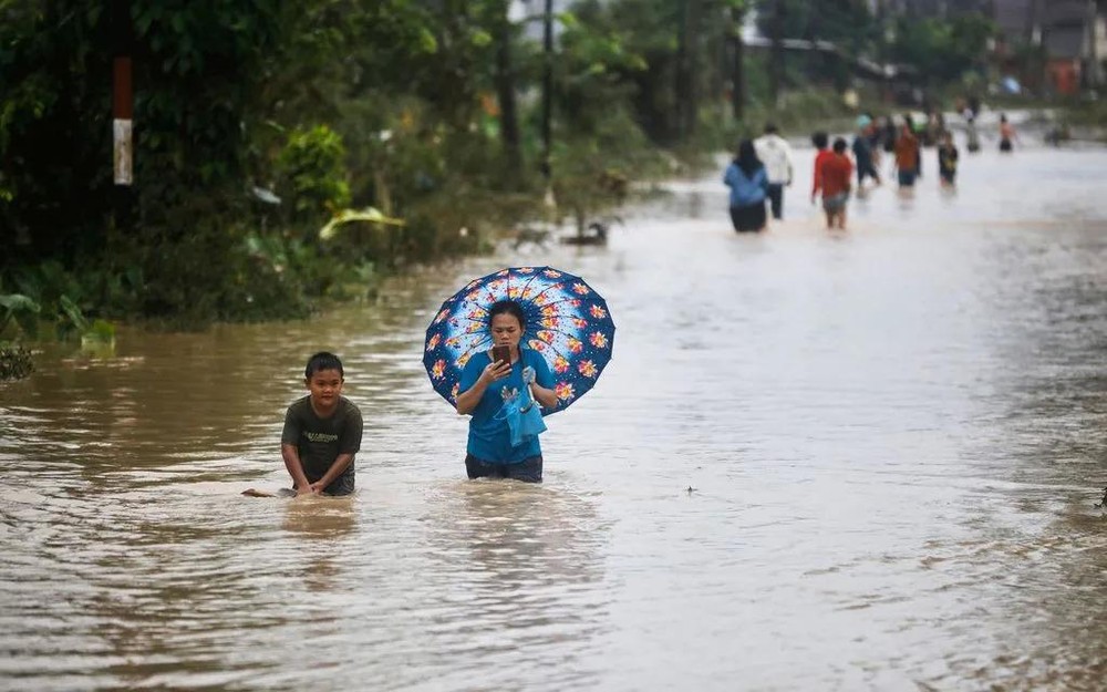 2025年11月27日，西苏门答腊省遭遇突发洪水，全省被淹。图：美联社