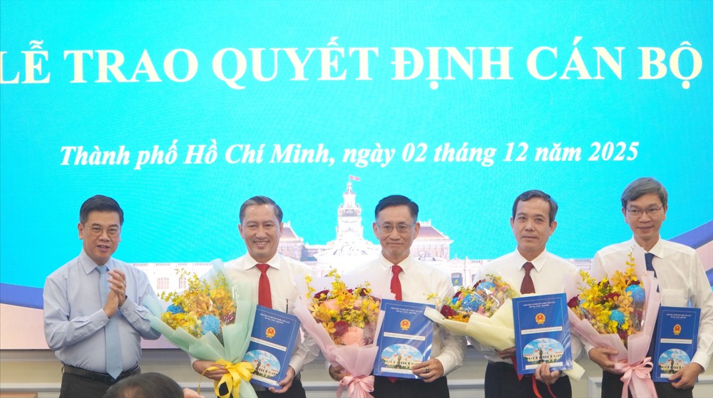 胡志明市人委会副主席阮文勇颁授决定。