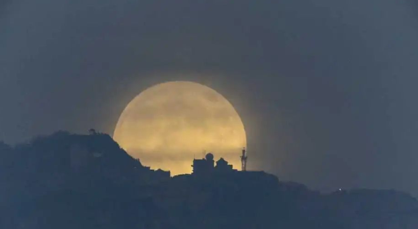 2025年11月5日晚，在山东省泰安市拍摄的年度最大满月。图：许德东