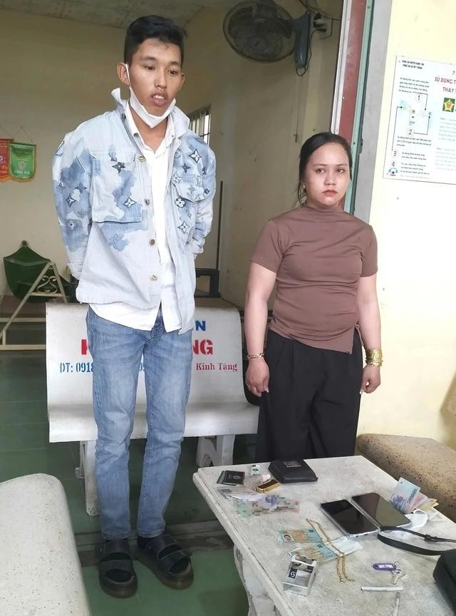 两名嫌犯及赃物。图：南龙