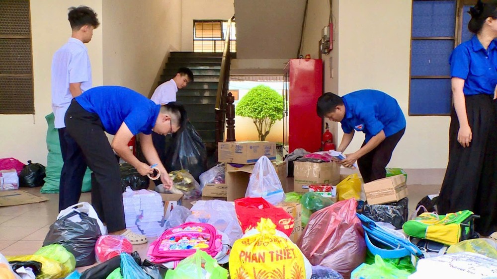 共青团团员及青年正在整理物资驰援灾区。