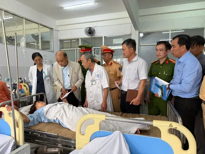 岘港市人委会副主席（左二）探望并慰问事故伤者。