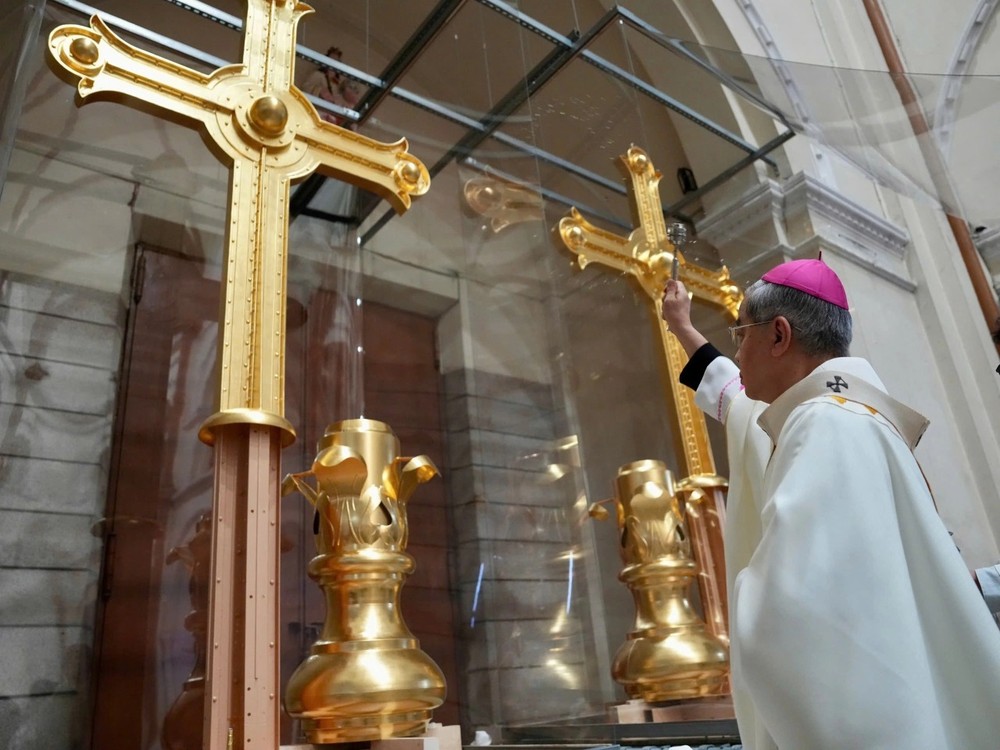 西贡圣母大教堂两尊镀金十字架祝圣礼。