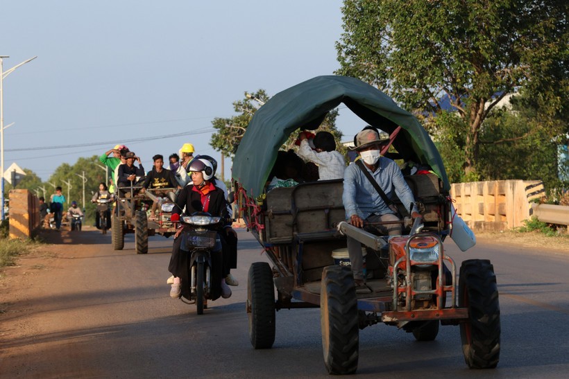 2025年12月8日在暹粒，柬埔寨民众因冲突而撤离。图：越通社