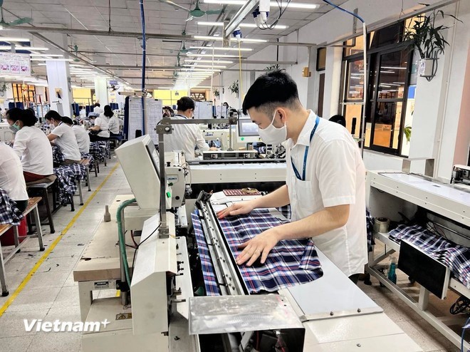 纺织成衣公司生产线。