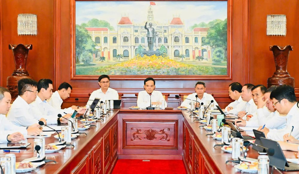 胡志明市市委书记陈留光在第一小组发表讲话。