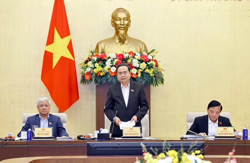 国会主席陈青敏主持了国会各机构与国会办公厅工作交班会。图：越通社