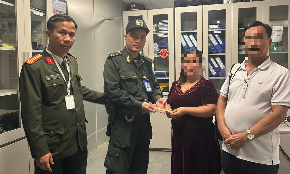 富牌机场航空安宁力量将五钱金手镯归还给女乘客。