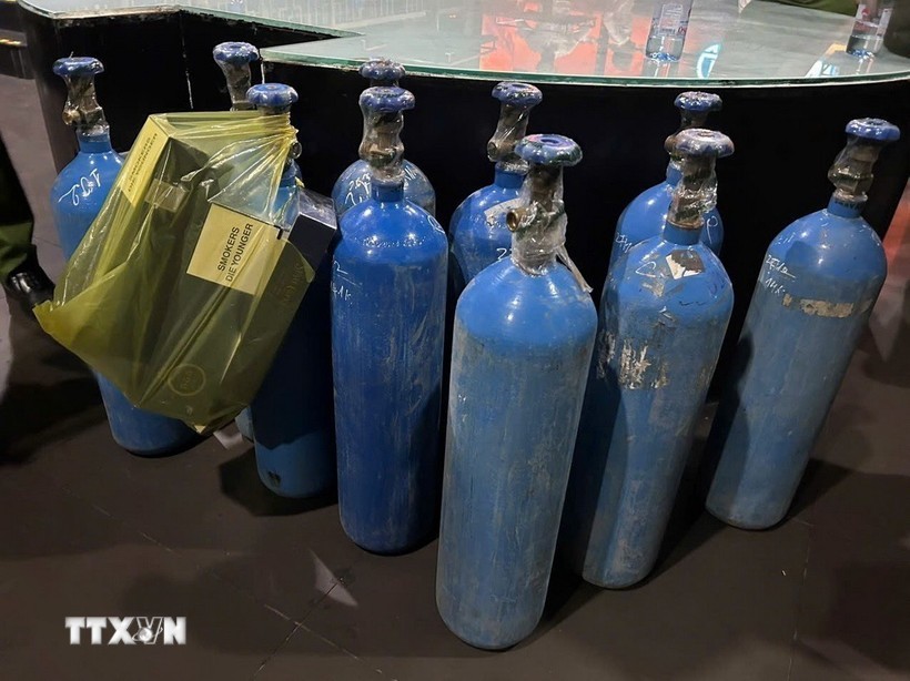 装有“笑气”（一氧化二氮，N₂O）的气瓶。图：越通社