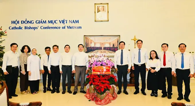 胡志明市市委常务副书记黎国峰及工作团前往探望并祝贺天主教越南主教团办公厅及办公厅主任范贵仲神父。