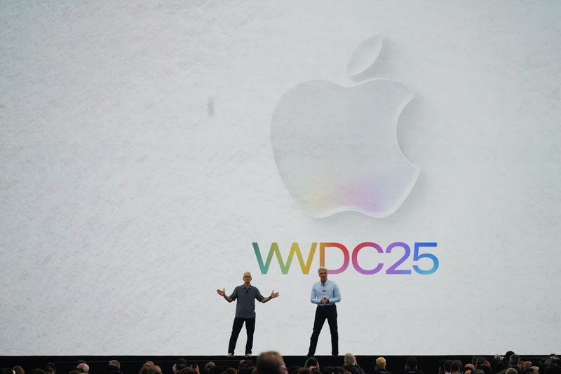 苹果公司首席执行官库克（左）在美国加利福尼亚州丘珀蒂诺市苹果公司总部参加全球开发者大会主题演讲活动。