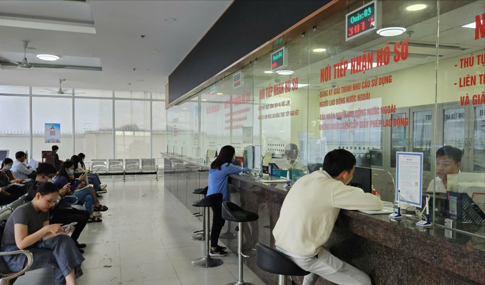 民众与企业在胡志明市内务厅“一站式”部门递交卷宗。