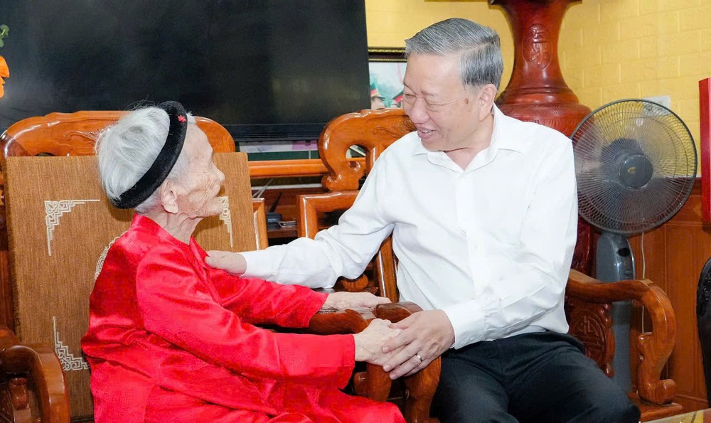 党中央总书记苏林向越南英雄母亲赠送礼物。图：越通社