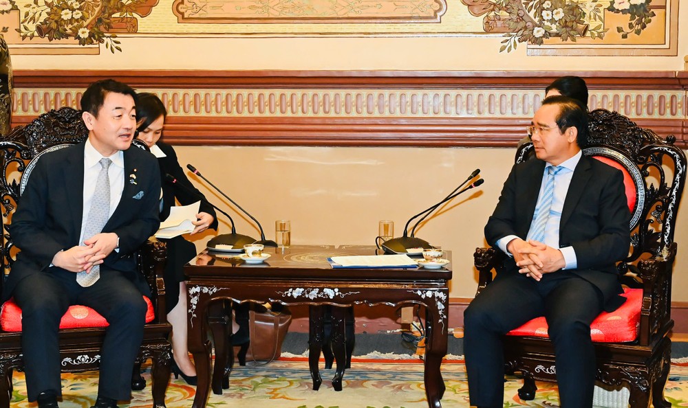 胡志明市人委会主席阮文得会见了日本国土交通省副大臣佐佐木纪。图：越勇