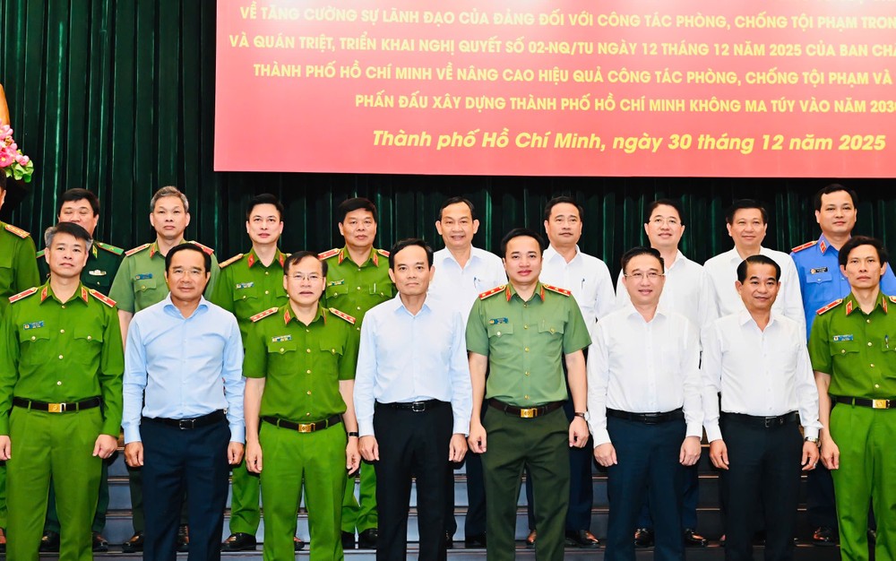 胡志明市市委书记陈留光与出席代表合影。图：越勇