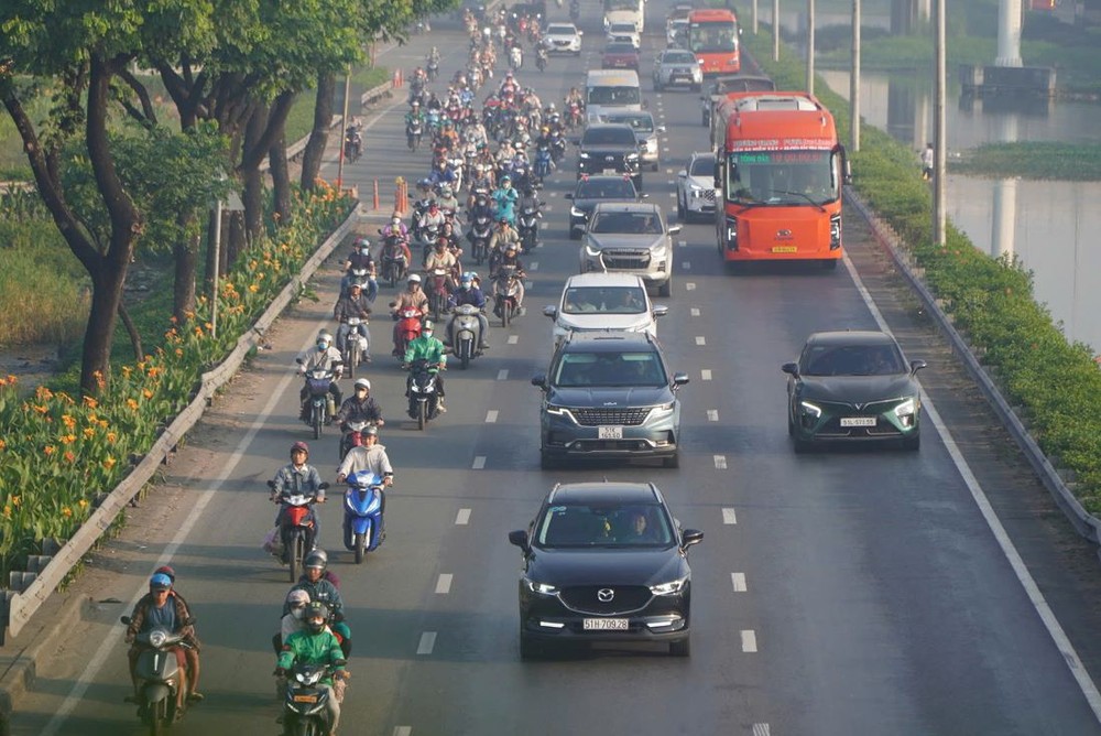 元旦当天，胡志明市西区通报-1号国道交通状况良好，车辆行驶顺畅。图：原真