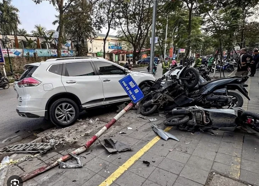 1月1日发生在河内的交通事故现场。