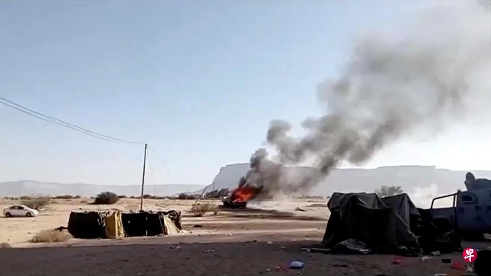 1月2日发布的社媒视频截图显示，沙特阿拉伯空袭也门赛文地区的南方过渡委员会（STC）阵地。 图：路透社