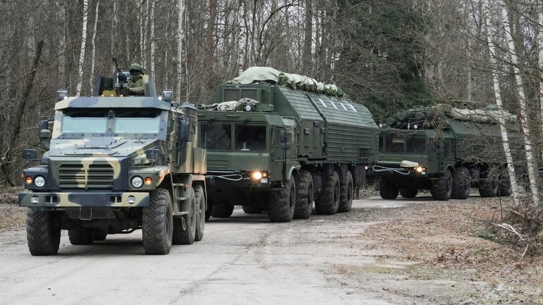 一支装备俄罗斯“奥列什尼克”高超音速导弹系统的移动地面部队正在白俄罗斯执行作战任务。图：俄罗斯国防部。