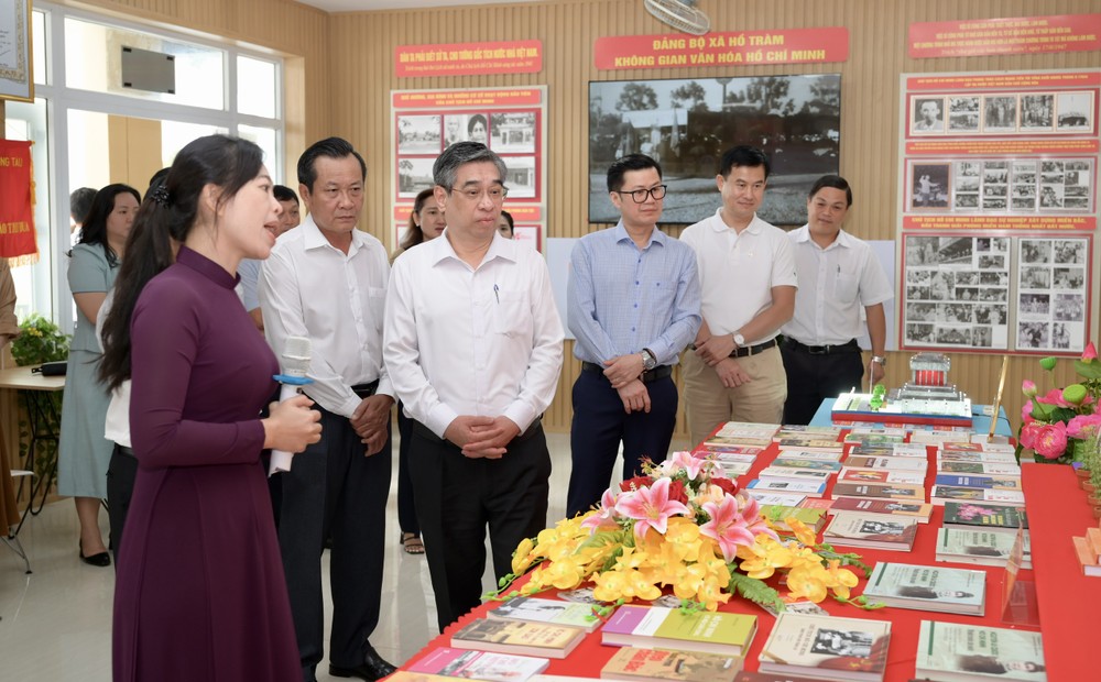 阮福禄同志听取关于濠庄乡胡志明文化空间的介绍。图：文明