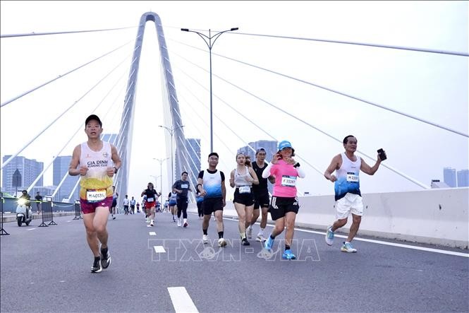 21公里和42公里组的选手正一同跑过巴逊桥前往终点。