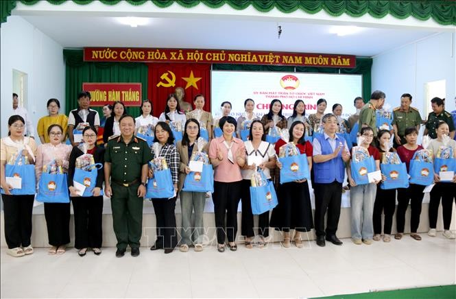 2  vna_potal_tp_ho_chi_minh_trao_hon_10_ty_dong_cho_lam_dong_khac_phuc_thiet_hai_do_thien_tai_stand.jpg