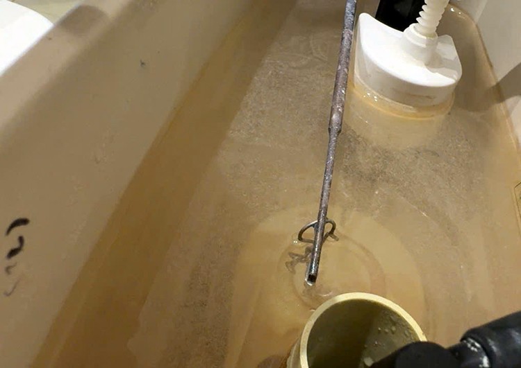 Centana公寓B栋住户家中生活用水出现的油垢浮膜。图：Đ.P