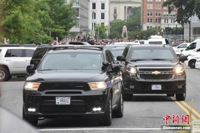 2023年8月3日，美国总统特朗普在首都华盛顿一家联邦法院出庭应诉，对试图推翻2020年总统大选结果的指控表示不认罪。图为结束出庭后，特朗普车队驶离联邦法院。