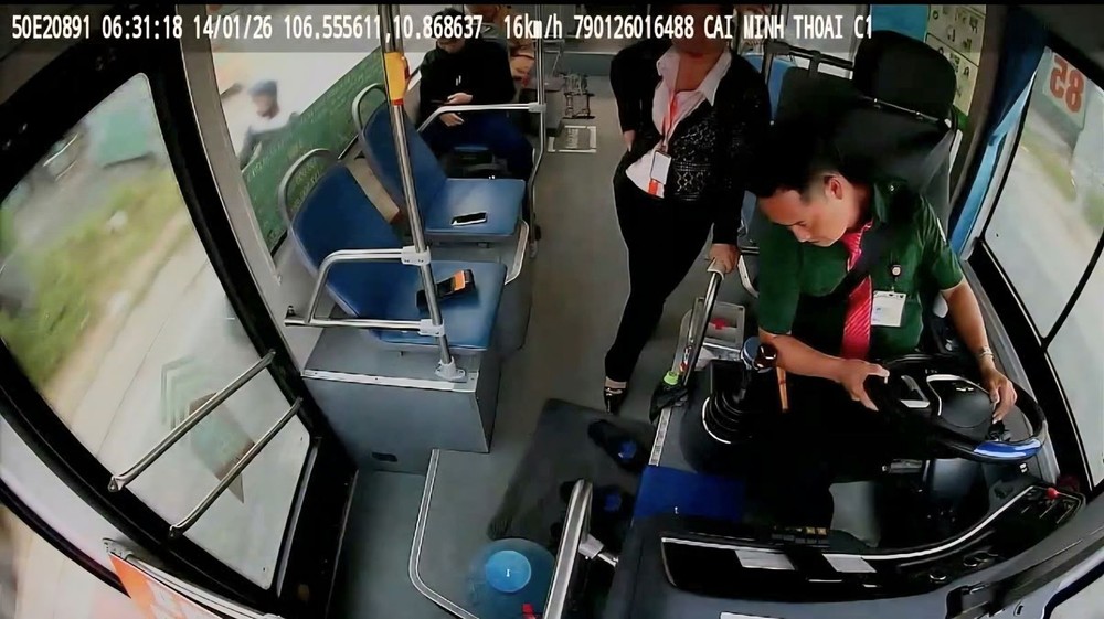 巴士司机在行驶中突发中风。图：截自视频。