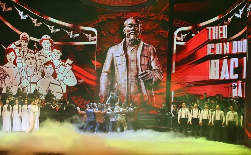 《坚定信念永远跟党走》特别政论艺术音乐会上的一个节目。 图：越通社