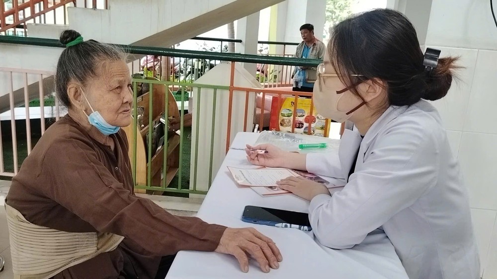 老年人接受免费健康咨询。