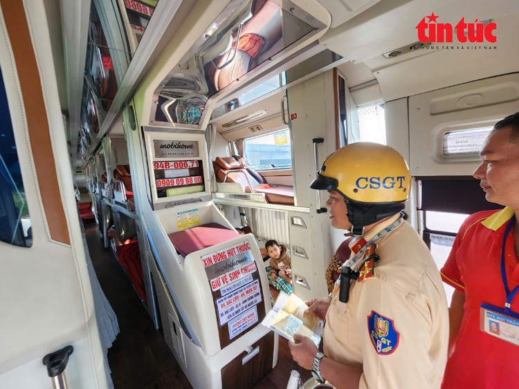 交警力量在胡志明市出入通道检查客运活动。图：孟灵