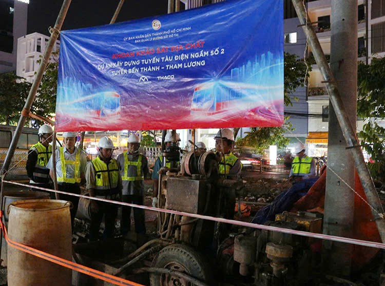 在黎氏莲公园站（S5）进行地质勘查钻探。