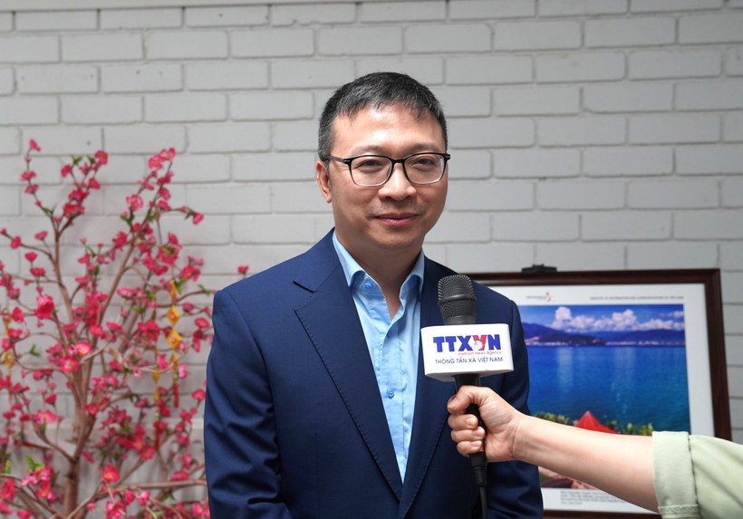 澳大利亚越南企业家协会秘书长、律师杜嘉胜接受越通社记者采访。图：越通社