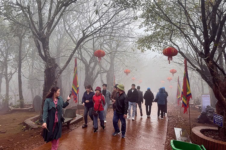 北部地区局部降雨，清晨伴有毛毛雨及零星雾气。