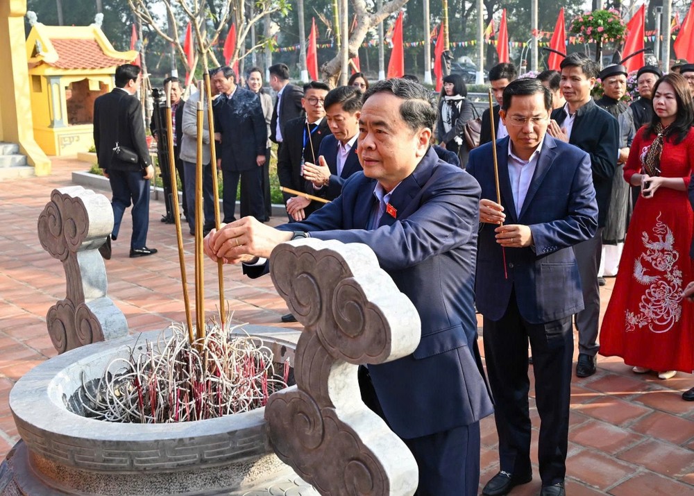 国会主席陈青敏诚敬上香缅怀国会常委会主任裴朋团。图：林显