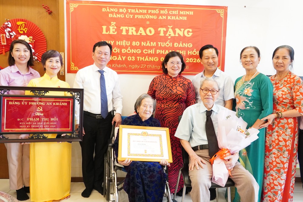 范氏回同志荣获80年党龄纪念章。