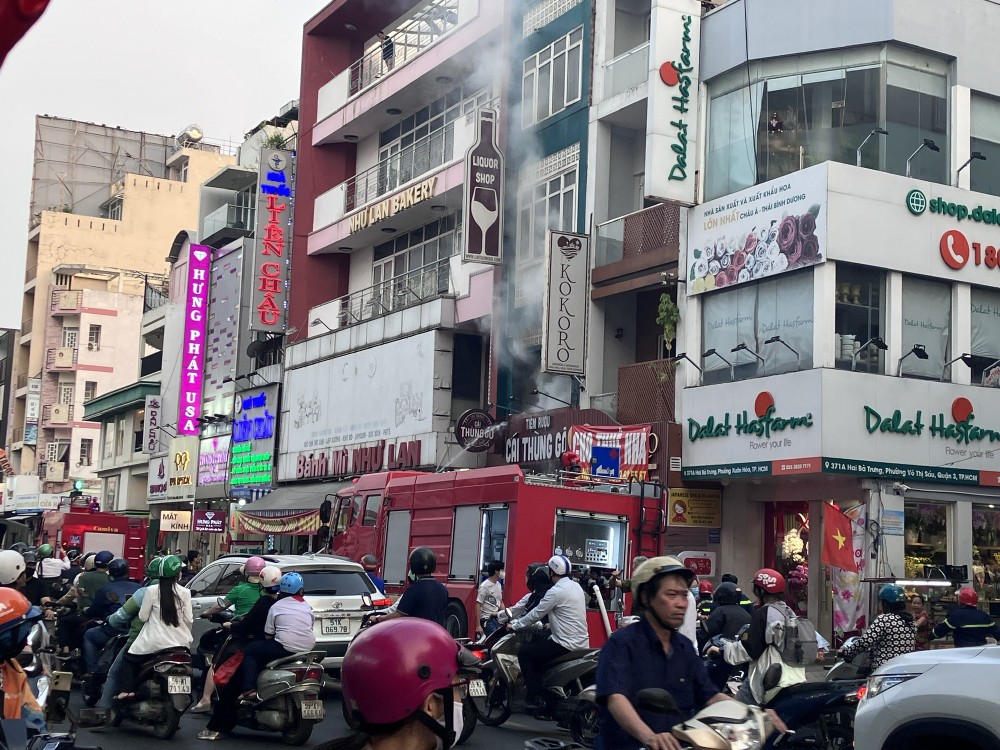 浓烟从酒类商店滚滚而出。