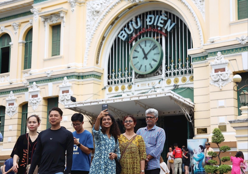 外国游客在胡志明市邮局摄影。图：越通社