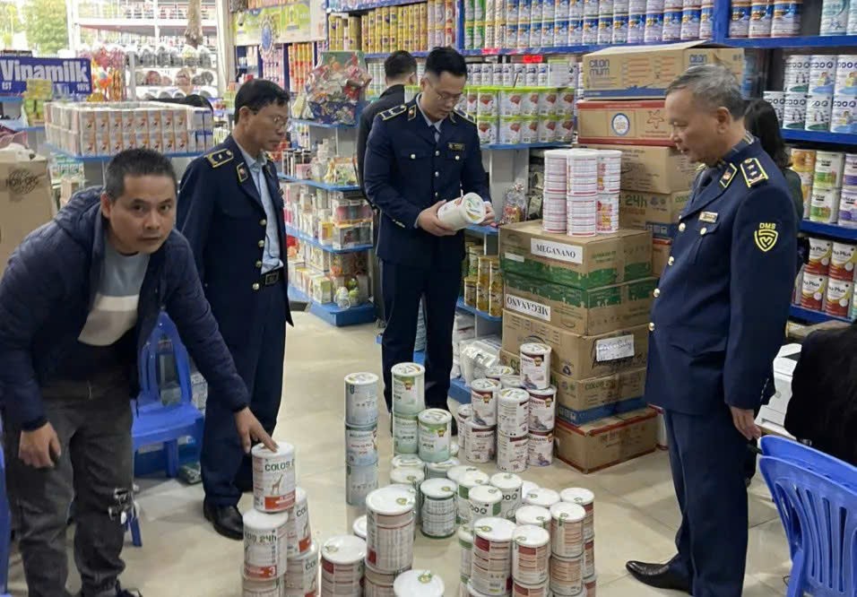 职能机关对某奶粉经营场所进行检查。