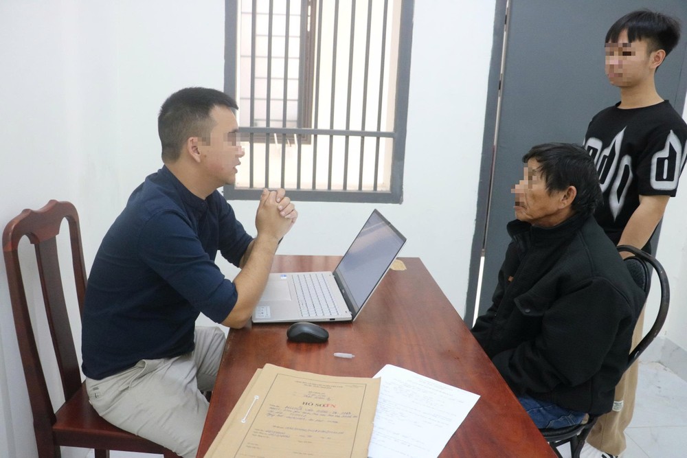 阮文雄（坐者，右一）在公安机关。