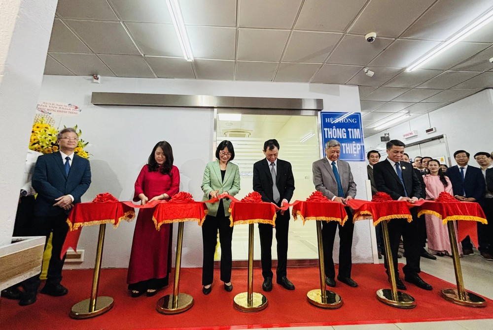 各位代表进行剪彩仪式。