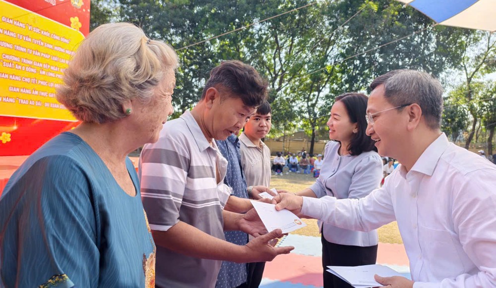 组委会向贫困民众赠送春节礼物。