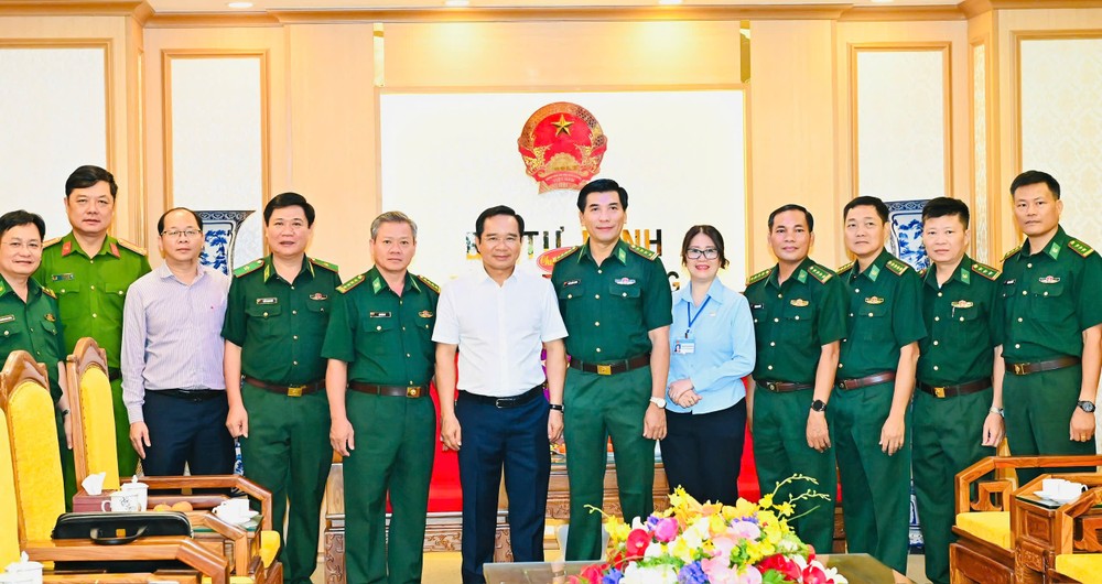 胡志明市人委会主席阮文得及代表团慰问边防部队司令部南方常驻机关。图：越勇