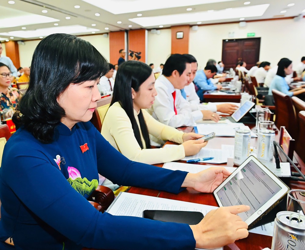 与会代表表决通过各项决议草案。图：越勇