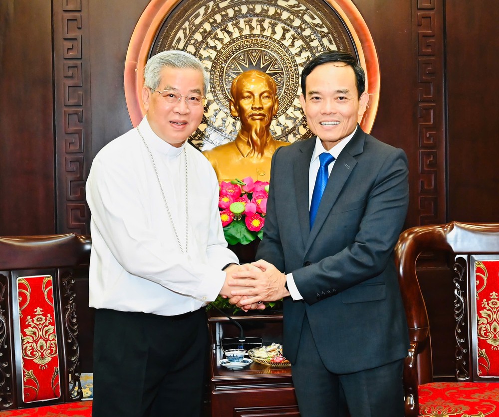 胡志明市市委书记陈留光向阮能总主教致以新春祝福。图：越勇