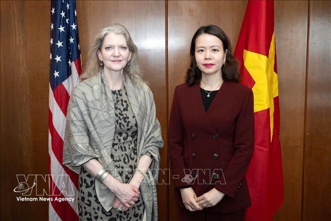 越南外交部副部长阮明姮与美国国务院政治事务副国务卿艾莉森·胡克。图：越通社