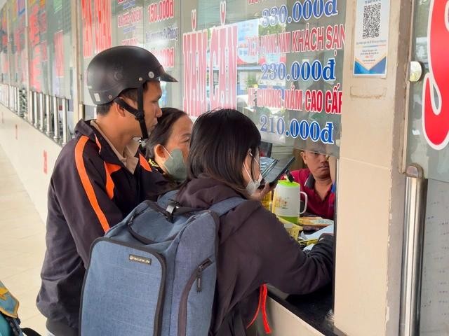 胡志明市西区车站购票咨询人群络绎不绝。