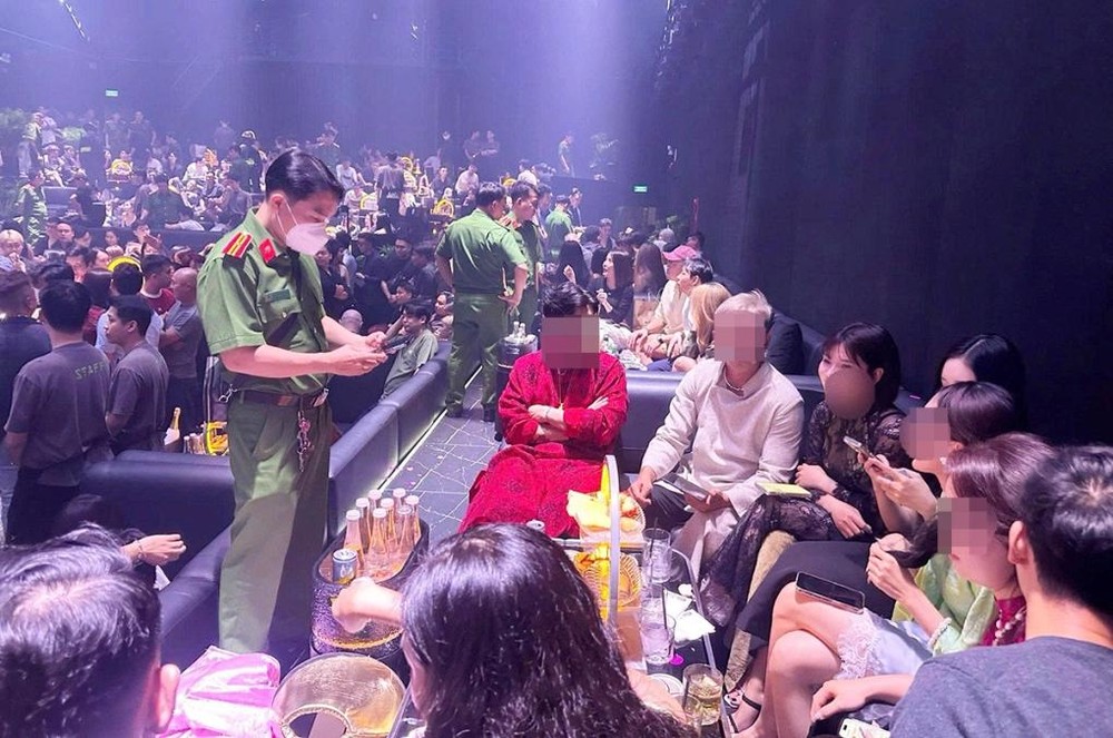 2月8日凌晨，公安力量突击检查Aplus 酒吧。