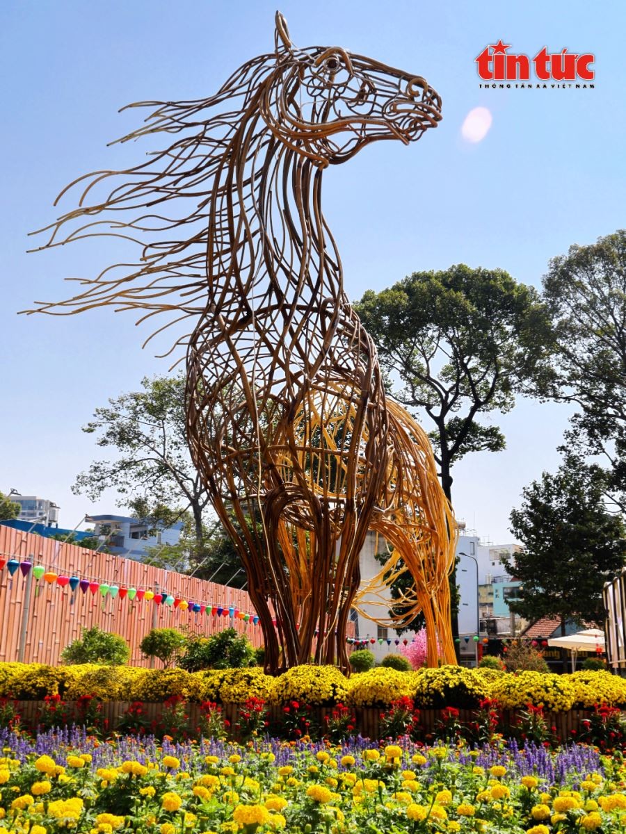 这匹骏马形象英姿飒爽，高度惊人，象征着丙午新年的突破精神。